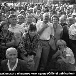 Люди радіють закриттю Харківського обкому КПУ