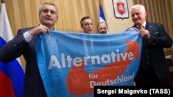 Глава администрации аннексированного Крыма Сергей Аксенов (слева) и представители партии «Альтернатива для Германии», февраль 2018-го