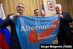 Глава российской администрации аннексированного Крыма Сергей Аксенов (слева) встречается с депутатами от АдГ. Симферополь, февраль 2018 года