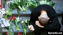 Юнак плача на прыступках, дзе напярэдадні загінулі людзі, 31 траўня 1999 году