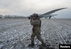 ЗСУ доводиться використовувати дрони як заміну піхоті. На фото: військовослужбовець 25-ї ОПДБр несе розвідувальний дрон Shark, Покровський напрямок, 5 лютого 2025 року