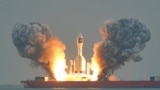 Үш спутникті орбитаға шығаратын қытайлық Gravity-1 ракета тасымалдағышының көкке көтерілген сәті. 11 қазан, 2025 жыл.