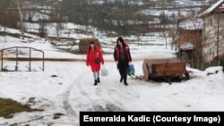 Esmeralda Kadić sa kolegicom nosi namirnice starijim korisnicima tokom zime