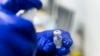 Egy Pfizer-vakcina ampulláját fertőtlenítik a Jósa András Oktatókórházban kialakított oltóponton Nyíregyházán 2021. június 30-án
