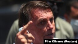  Jair Bolsonaro brazil elnök beszél a média képviselőivel, miután szavazott Rio de Janeiro-ban 2020. november 29-én.