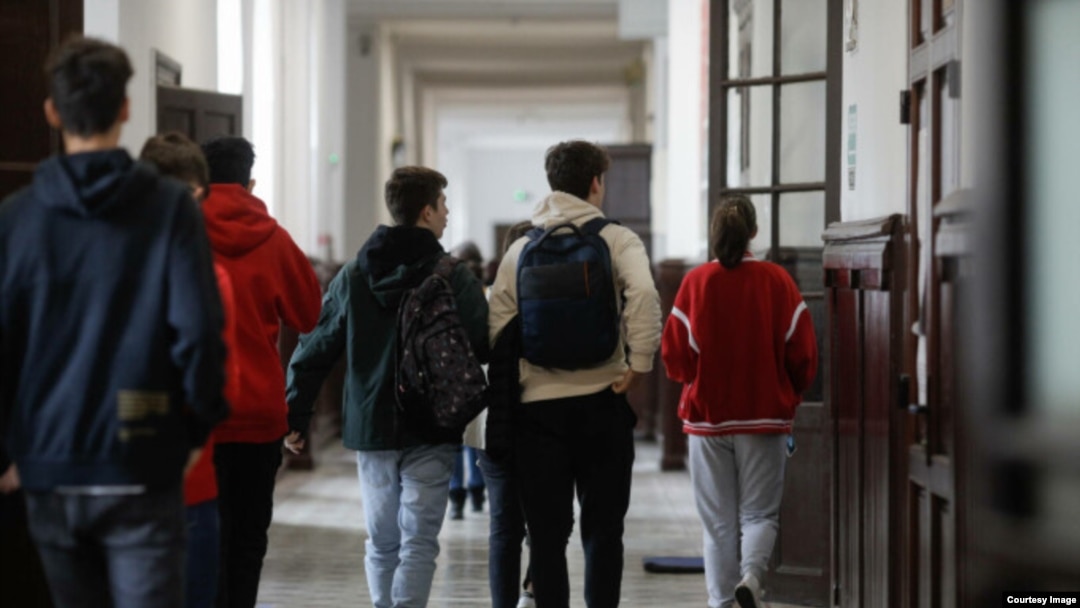 Tot mai mulți copii români care s-au întors din străinătate nu cunosc limba română suficient de bine.