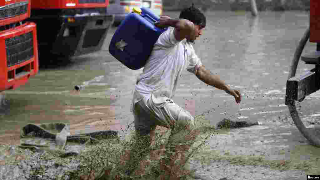 Afganistan - Uzroke paljenja tankera sa naftom policija još istražuje, 23.04.2012. Foto: Reuters / Omar Sobhani
