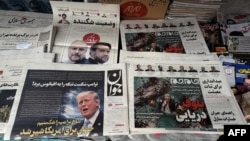 Перша шпальта газети «Джаван» (ліворуч) і перша шпальта газети «Джам Джам», на яких розміщена карикатура на президента США Дональда Трампа, який тоне в Ормузькій протоці, із заголовком «Морський блеф», в газетному кіоску в Тегерані 13 квітня