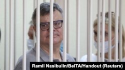 Палітвязень Віктар Бабарыка падчас суду 