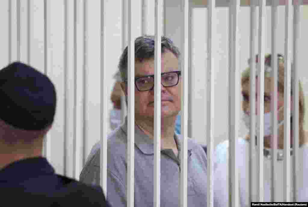 БЕЛОРУСИЈА - Белорускиот опозиционер Виктор Бабарика, кој сакаше да учествува на претседателските избори во август 2020 година против Александар Лукашенко, но беше уапсен неколку недели претходно, денеска е осуден на 14 години затвор за корупција.