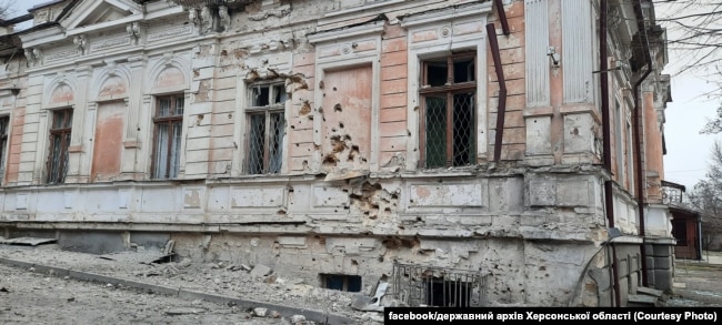 Наслідки обстрілу будівлі архіву Херсонської області