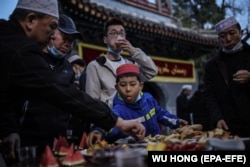 CHINA - Musulmanii mănâncă înainte de începerea lunii de post a Ramadanului, la Moscheea Niujie din Beijing, China, 13 aprilie 2021