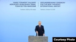 Президент Узбекистана Шавкат Мирзиёев даёт старт строительству аэропорта «Новый Ташкент», 15 октября 2025 года. Фото: пресс-служба президента