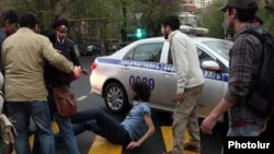 Armenia -- Supporters of opposition leader Raffi Hovannisian clash with police in Yerevan, 9Apr2013.