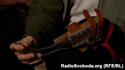 Бандаж, який використовує Тарас Козуб для гри на лірі