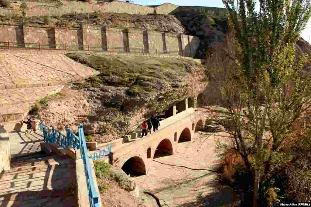 "Qızlar bulağı"-nda "Damcı" adlanan yer. Burdakı qayalardan ilin bütün fəsillərində su damcıldayır. Bura həm də sevgililərin görüş yeridir.