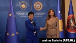 Komisionarja për Zgjerim e Bashkimit Evropian, Marta Kos, takohet me ushtruesen e detyrës së presidentit të Kosovës, Albulena Haxhiu.