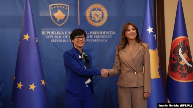 Komisionarja për Zgjerim e Bashkimit Evropian, Marta Kos, takohet me ushtruesen e detyrës së presidentit të Kosovës, Albulena Haxhiu.