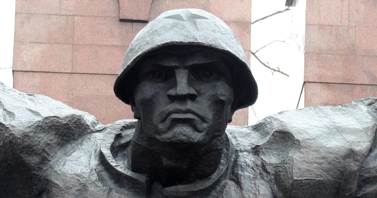 Күйеуі түскі ас ішіп жатқанда, досы әйелімен жыныстық қатынасқа түседі. Ішіндегі спермы апаймен жыныстық қатынас