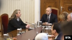 Президентът Румен Радев провежда консултации със зам.-председателката на парламентарната група на ГЕРБ Деница Сачева, 15 декември 2025 г.