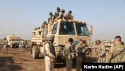 Один из этапов подготовки иракских солдат при участии военнослужащих из США и Испании.
