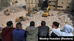 Rrënojat, pas shembjes së një ndërtese në Kajro. Fotografi nga e agjencisë së lajmeve Reuters.