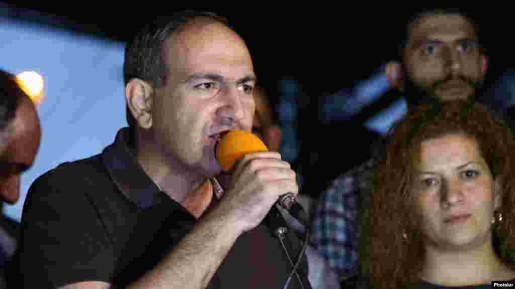 Armenia - Opposition leader Nikol Pashinian addresses protesters in Yerevan, 23Jul2016.