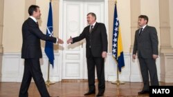 Generalni sekretar NATO-a Anders Fogh Rasmussen sa članovima Predsjedništva BiH Nebojšom Radmanovićem i Željkom Komšićem u Sarajevu, 7. februar 2013.