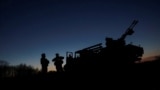 Житель Константиновки возле разрушенного российским авиаударом дома, в котором под завалами ищут его мать. 8 мая 2025 года