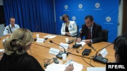 Pomoćnik državnog sekretara SAD Filip Gordon u Prištini na okruglom stolu sa kosovskim novinarima i urednicima, juni 2011