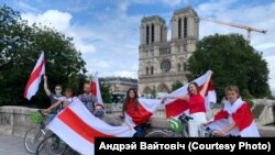  Белорусы в Париже организовали велосипедную экскурсию солидарности.
