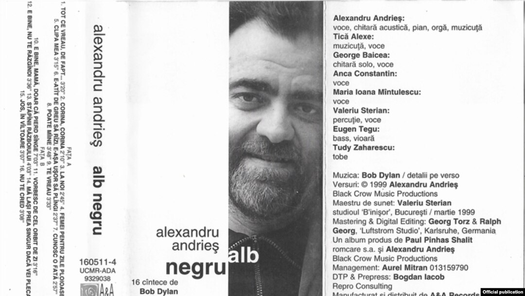 Coperta casetei audio cu albumul „Negru/alb. 16 cântece de Bob Dylan în limba română”, lansat de Alexandru Andrieș în 1999. 