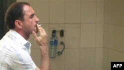 Aleksandr Trofimow Kombojiýanyň sudunyň binasynda. 14.03.2008 ý.