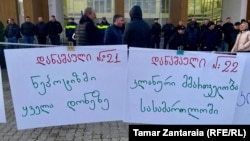 პლაკატები, რომლებზეც „ქართული ოცნების" 60 დანაშაულია ასახული, აქტივისტებმა ზუგდიდში სახელმწიფო რწმუნებულის ადმინისტრაციასთან დაკიდეს.