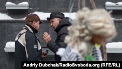 Учасники мітингу під Нацбанком після закінчення мітингу, 16 листопада 2016 року