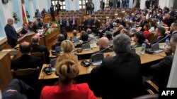 Черногория премьер-министрі Душко Маркович (сол жақта) елдің НАТО-ға енуі мәселесі парламентте талқыланған кезде сөйлеп тұр. 28 сәуір 2017 жыл.