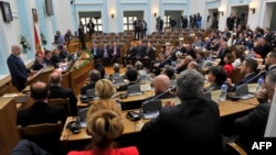 Премьер-министр Черногории Душко Маркович выступает в парламенте во время обсуждения соглашения о членстве в НАТО. 28 апреля 2017 года.