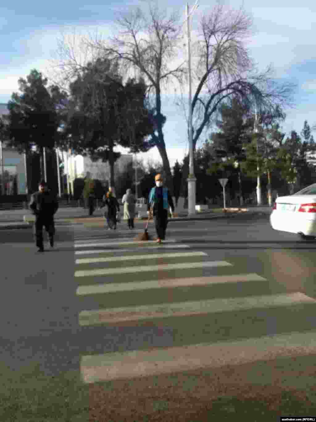 Aşgabatda köçeden geçip barýan adamlar