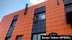 Требующая разрешения жилищного вопроса женщина грозится прыгнуть из окна второго этажа. Нур-Султан, 9 сентября 2020 года.
