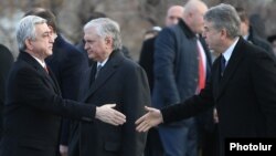 Armenia - President Serzh Sarkisian (L) and Prime Minister Karen Karapetian shake hands before an official ceremony at the Yerablur military cemetery in Yerevan, 28 January 2018.