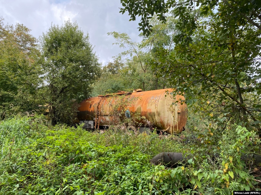 Një cisternë hekurudhore në territorin e fabrikës Viktoria.