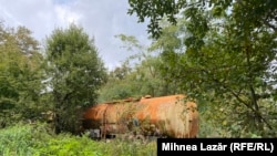 Цистерна от жп композиция на терена на завода във Виктория.