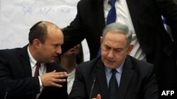 بنیامین نتانیاهو (راست) نخست‌وزیر پیشین اسرائیل همراه با نفتالی بنت، نخست‌وزیر جدید