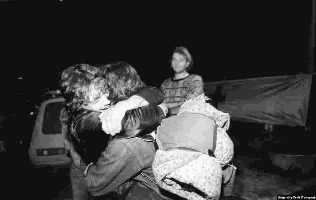 A csillebérci táborban elszállásolt keletnémetek örülnek a hírnek, hogy szabad az út az NSZK felé. A határok megnyitásáról szóló döntést Horn Gyula 1989. szeptember 10-én este jelentette be a televízióban
