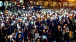 Граждани протестират пред сградата на община Варна срещу задържането на кмета на града Благомир Коцев и бившия заместник-кмет на София Никола Барбутов. Протестът е под надслов „Не сме съгласни да има политически затворници и да ни управляват бухалки". 20 ноември 2025 г., Варна