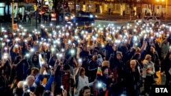 Граждани протестират пред сградата на община Варна срещу задържането на кмета на града Благомир Коцев и бившия заместник-кмет на София Никола Барбутов. Протестът е под надслов „Не сме съгласни да има политически затворници и да ни управляват бухалки". 20 ноември 2025 г., Варна