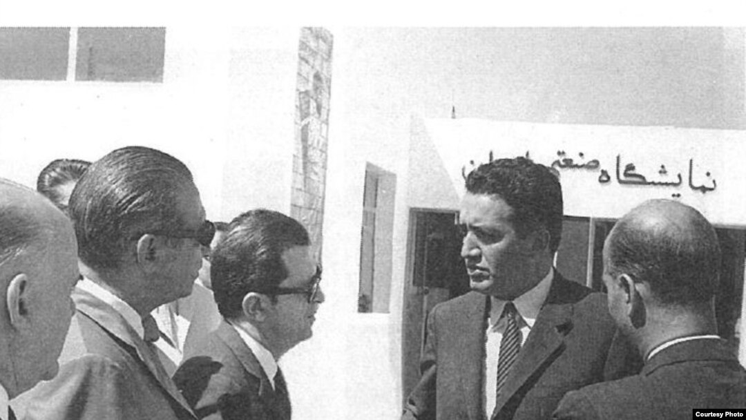 دکتر علینقی عالیخانی (نفر دوم از راست) وزير اقتصاد ايران در دهه ۴۰ خورشيدى.