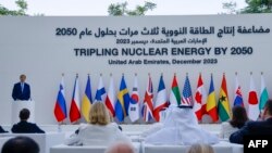 Специјалниот пратеник на американскиот претседател за климата Џон Кери зборува за време на сесијата за Тројна нуклеарна енергија до 2050 година на самитот на Обединетите Нации за климата, Дубаи, 2 декември 2023