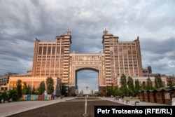 Здание нефтегазовой компании "КазМунайГаз" в Астане