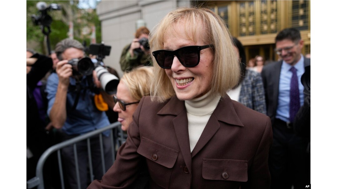 E. Jean Carroll, centru, iese din tribunalul federal din Manhattan, marți, 9 mai 2023, la New York.
